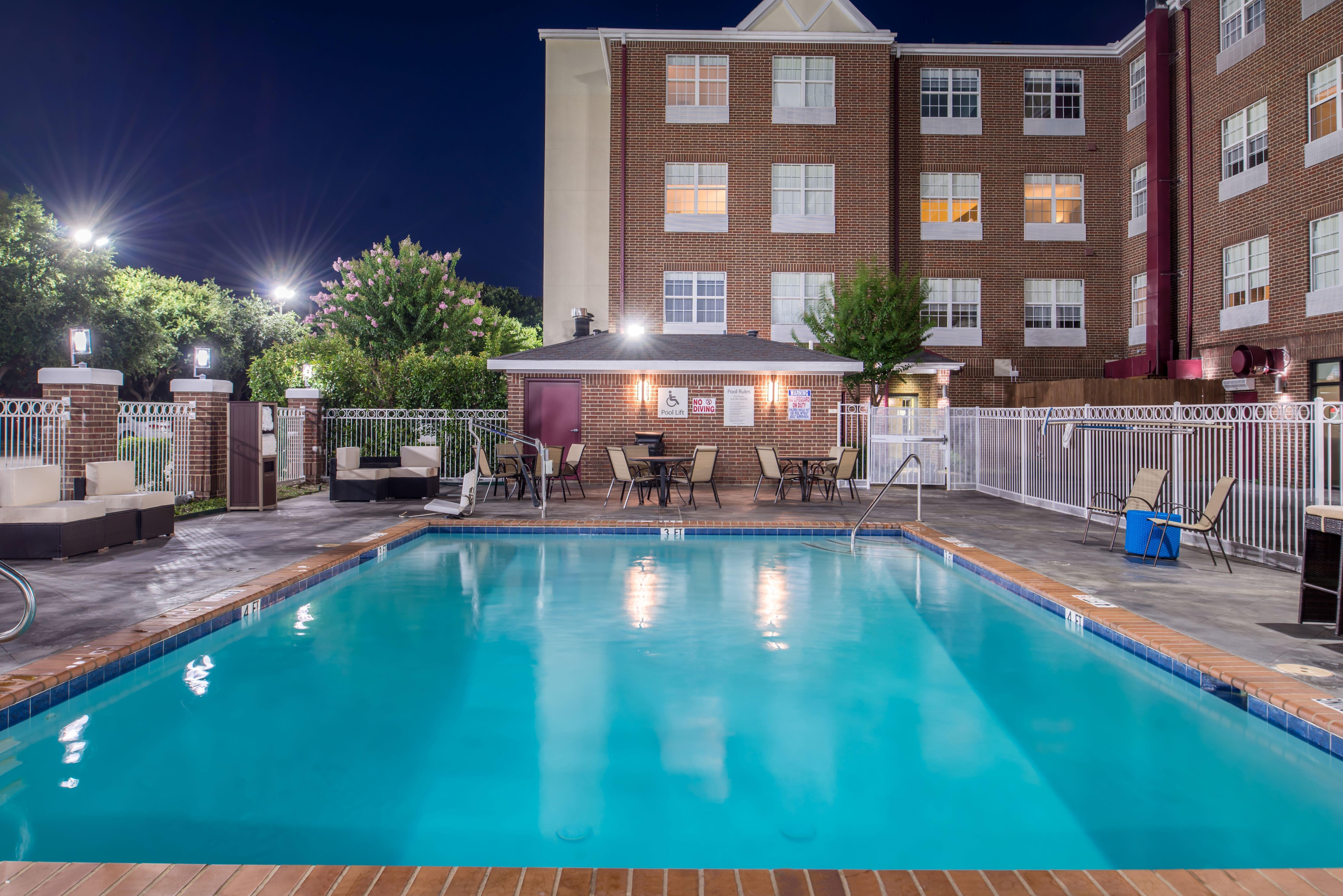 Holiday Inn And Suites Addison By Ihg Exterior foto